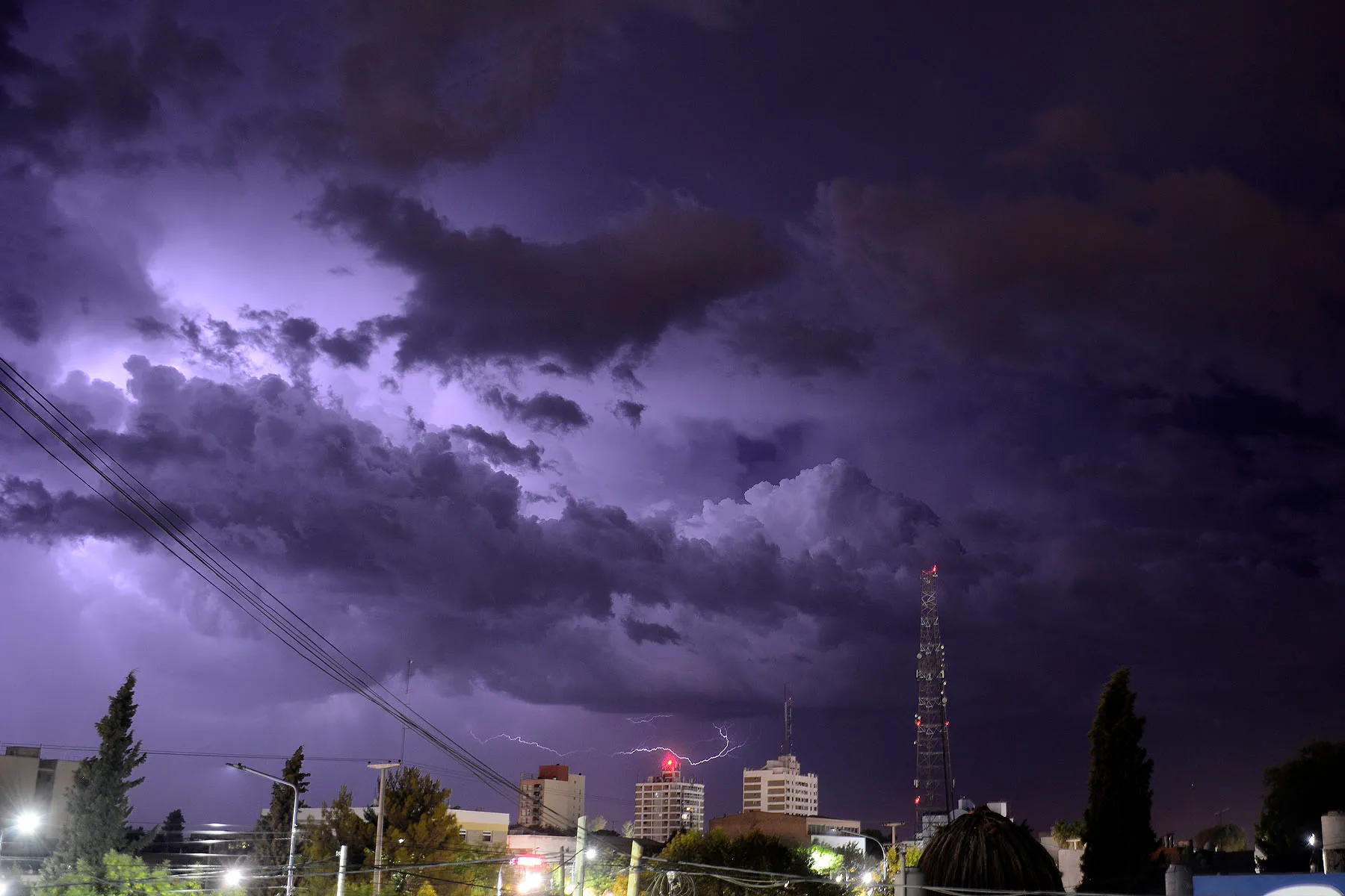En el Alto Valle se esperan fuertes vientos y tormentas. 