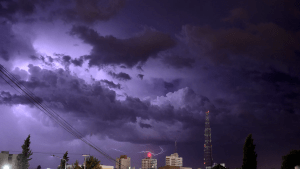 Todo Neuquén y Río Negro bajo alerta por tormentas, lluvias y viento este viernes: los detalles