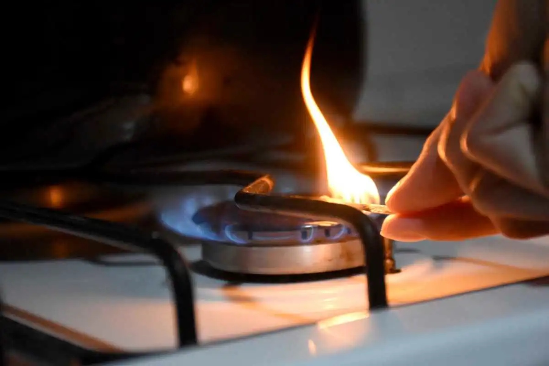Ajuste cauteloso: el Gobierno moderará las tarifas de luz y gas en abril ante la inflación y el dólar