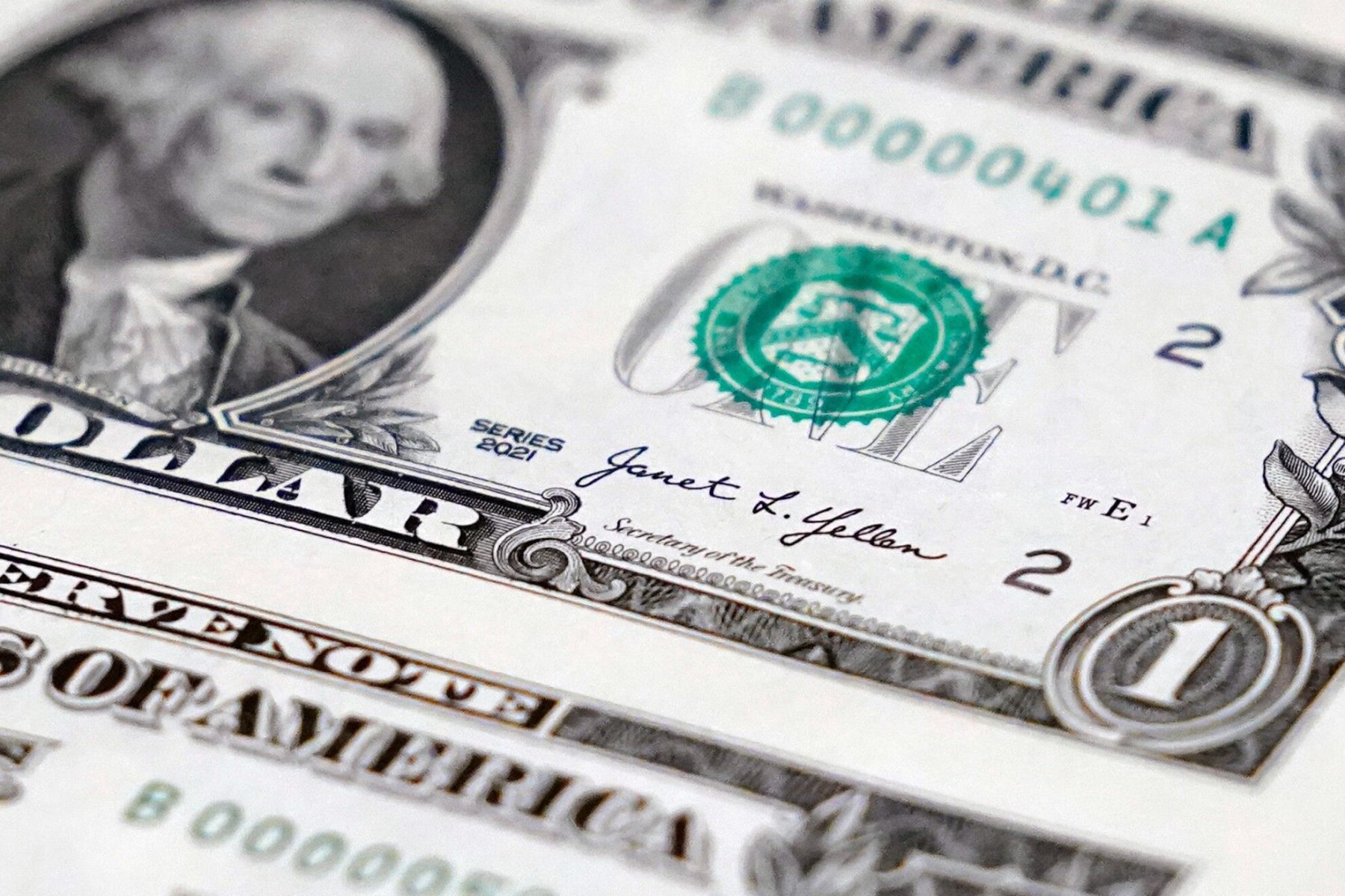 Dólar hoy: el dólar cotiza a la baja en los bancos este lunes 28 de abril del 2025