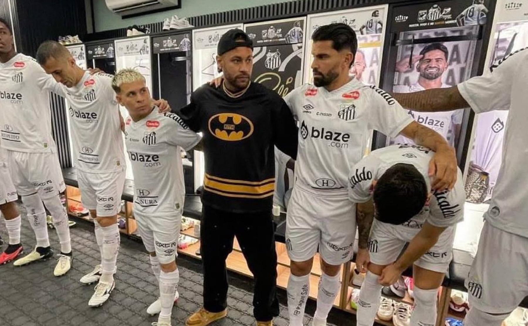 Insólito: Neymar apareció en el vestuario de Santos vestido de Batman