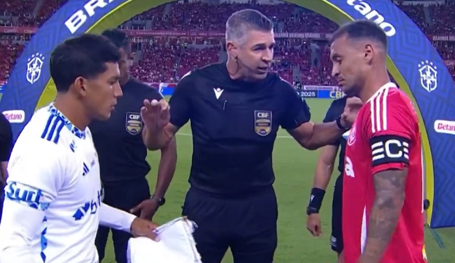 «Es fútbol, no una iglesia»: la inédita explicación de un árbitro en Brasil