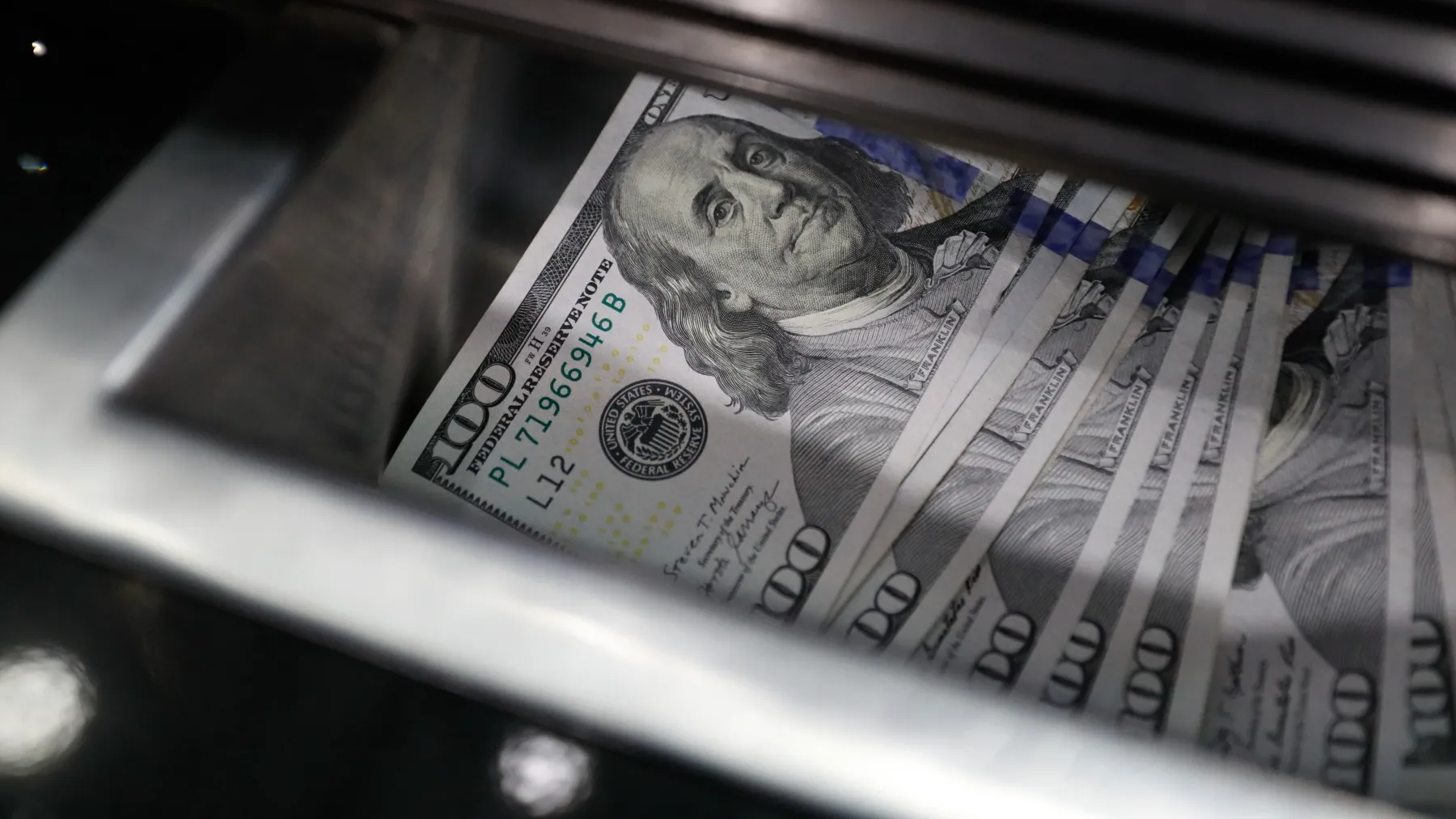 Dólar y lunes negro: a cuánto cotizan el dólar blue, el MEP y el CCL este 7 de abril de 2025
